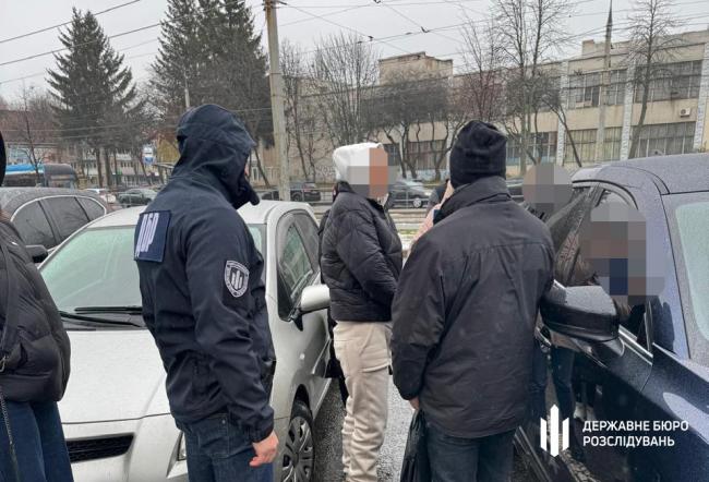 Новини Вінниці - фото з Ліжко в доларах, а ухилянти з інвалідністю: на Вінниччині затримали організаторку схеми ухилення від призову