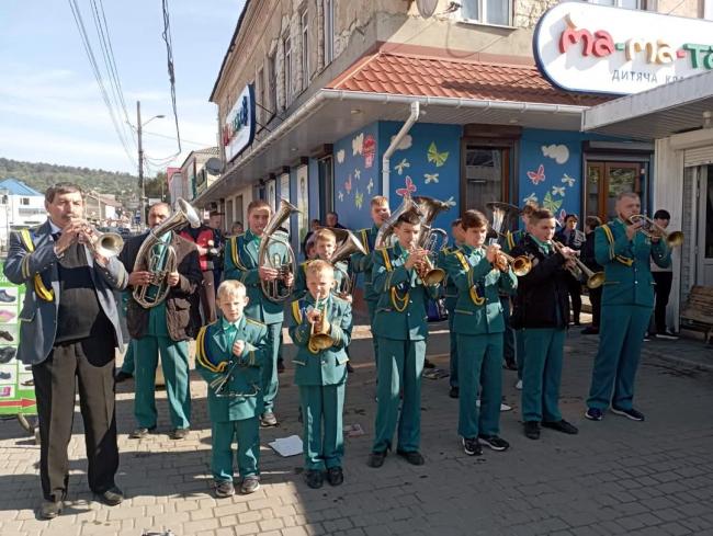 Новини Вінниці - фото з Браїлівський дитячий оркестр передав ювілейний 25-й мікроавтобус для 120-ї бригади ТрО