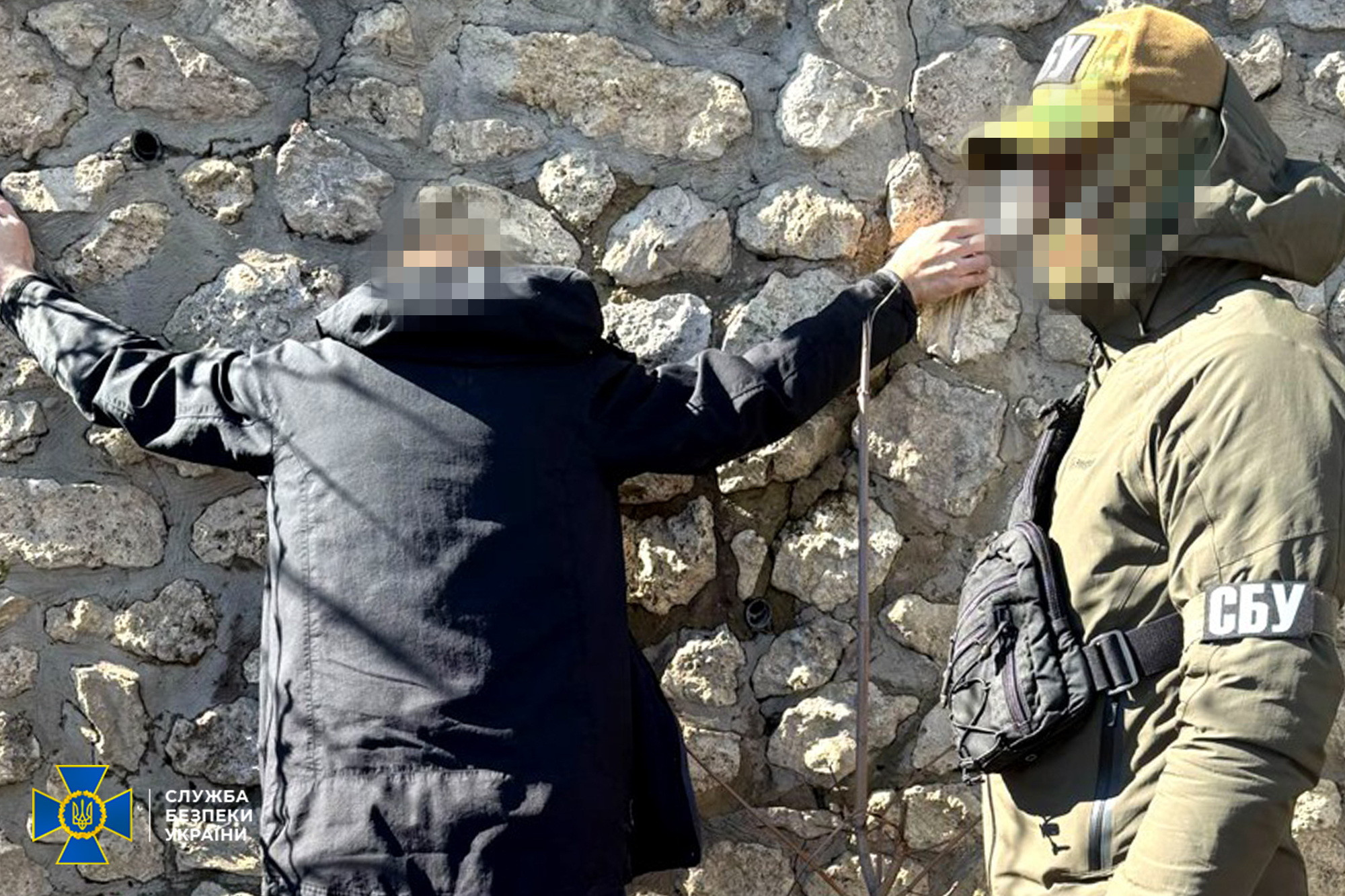 Новини Тернополя - фото з У Тернополі чоловіка з дружиною підозрюють в підготовці теракту поблизу ТЦК На зображенні може бути: 2 людини, Стіна плачу та текст