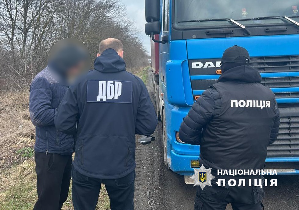 На зображенні може бути: 3 людини та текст