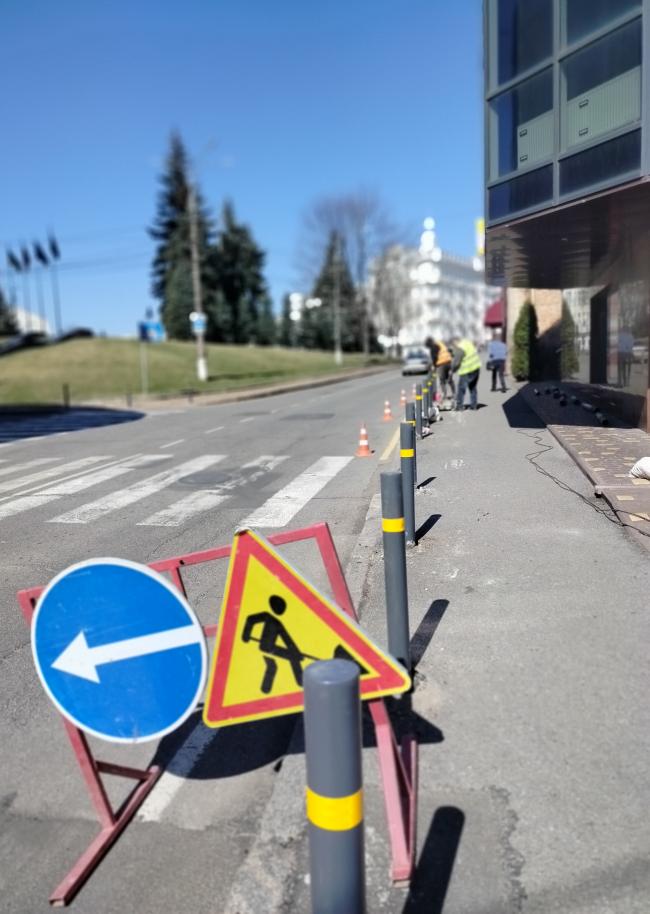 Новини Вінниці - фото з На Оводова почали встановлювати нові обмежувальні стовпчики для підвищення безпеки