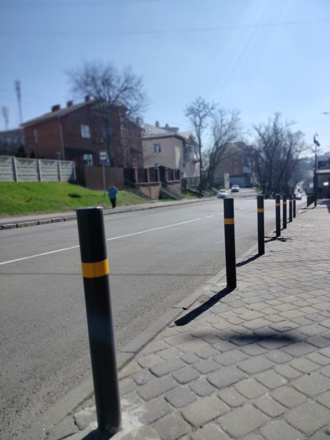 Новини Вінниці - фото з На Оводова почали встановлювати нові обмежувальні стовпчики для підвищення безпеки