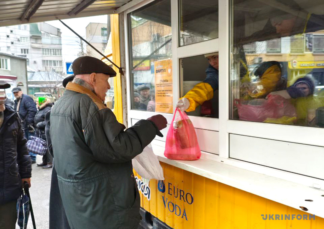 Новини Тернополя - фото з Обіди, які зігрівають серце: як благодійна їдальня «Жовтий фартух» людям пережити складні години