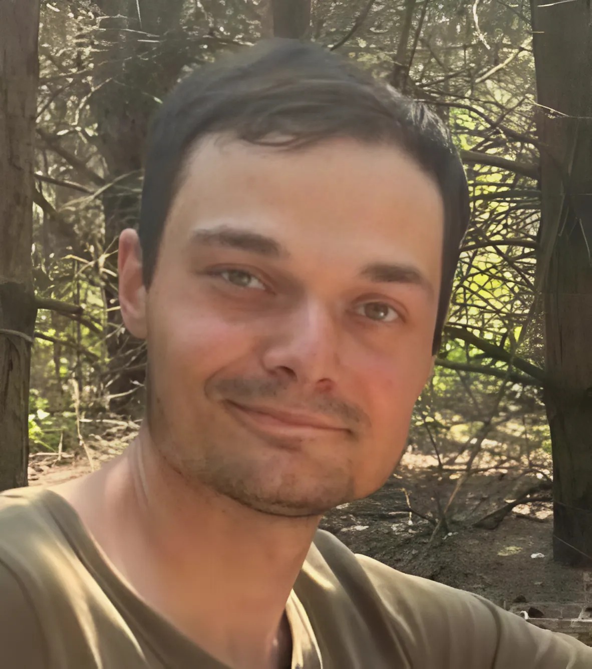 На зображенні може бути: 1 особа, борода, усміхається та дерево