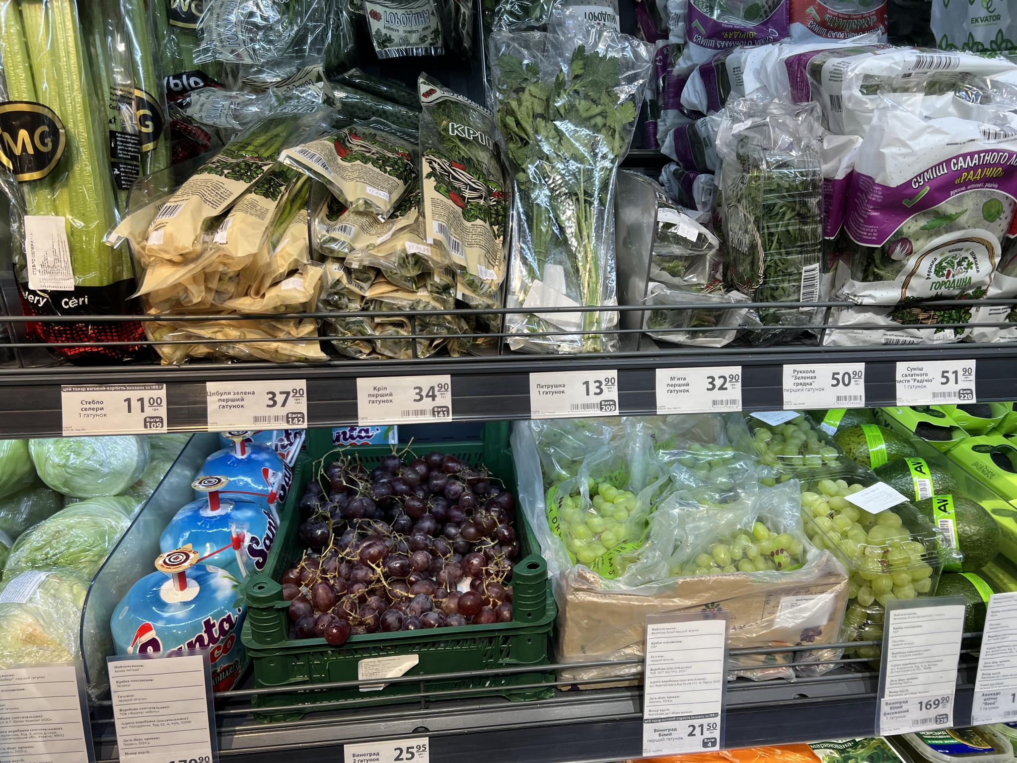 Новини Вінниці - фото з Ціни на перші овочі, ягоди і зелень. Дізналися, що по чому в супермаркетах міста