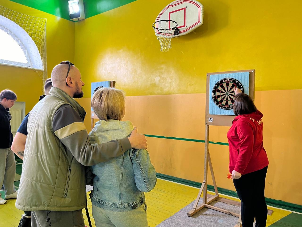 Новини Тернополя - фото з Влучити в ціль: захисники Тернополя та їхні рідні змагалися в турнірі з дартсу