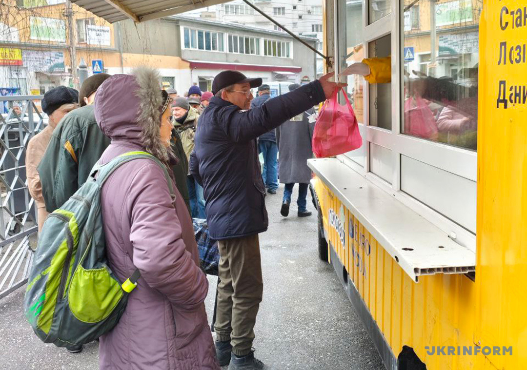 Новини Тернополя - фото з Обіди, які зігрівають серце: як благодійна їдальня «Жовтий фартух» людям пережити складні години