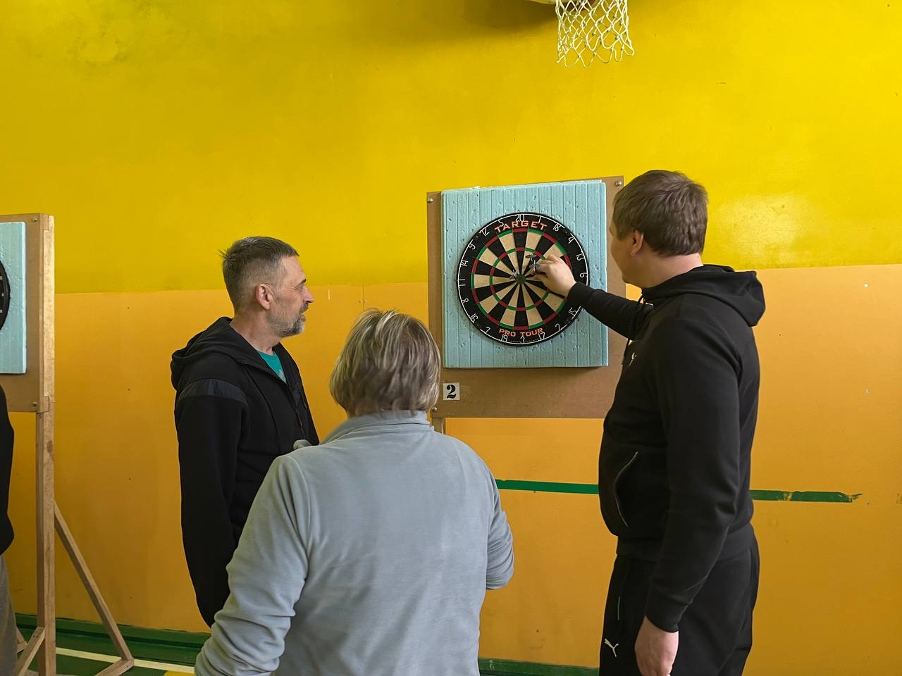 Новини Тернополя - фото з Влучити в ціль: захисники Тернополя та їхні рідні змагалися в турнірі з дартсу