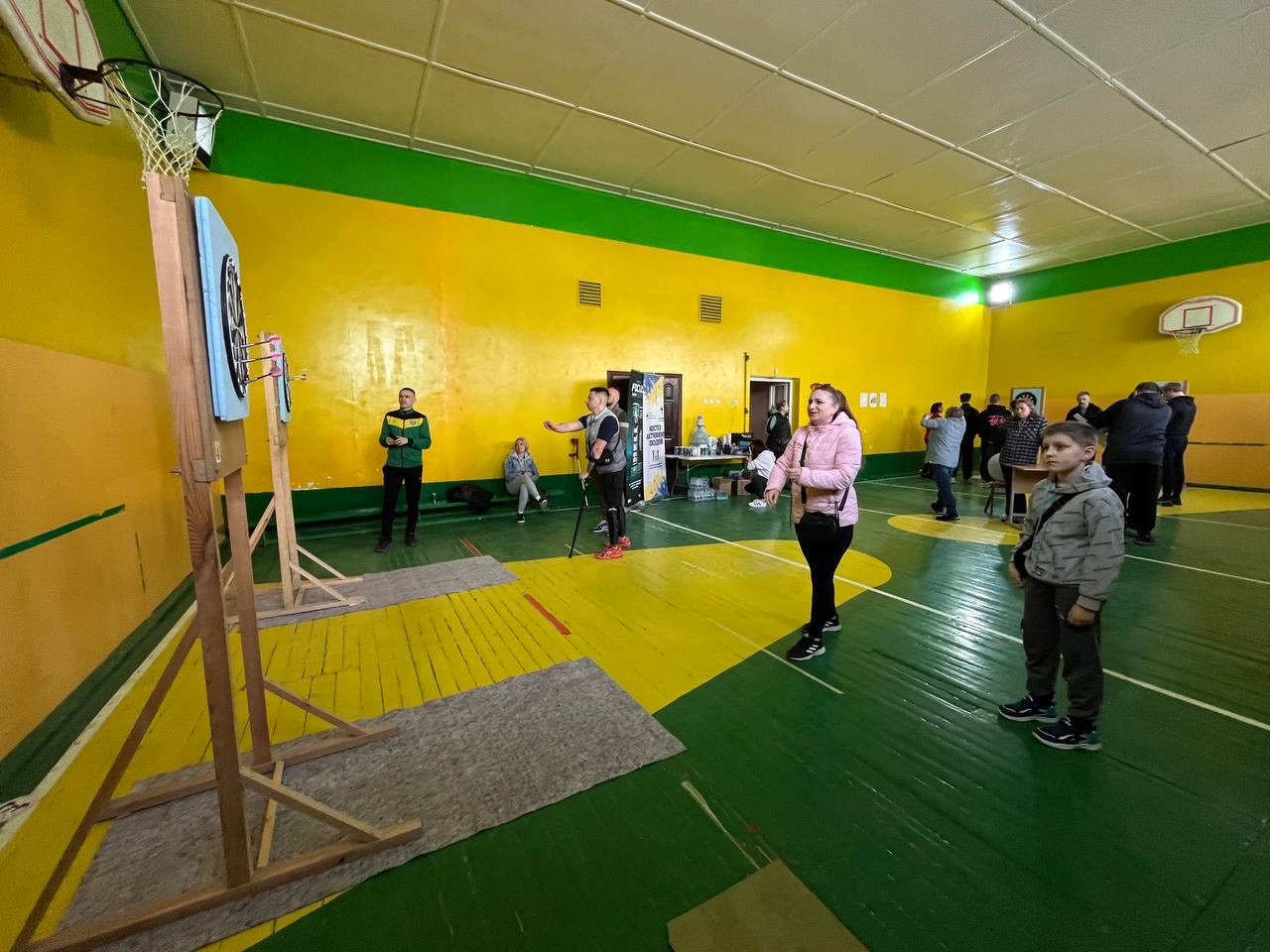 Новини Тернополя - фото з Влучити в ціль: захисники Тернополя та їхні рідні змагалися в турнірі з дартсу