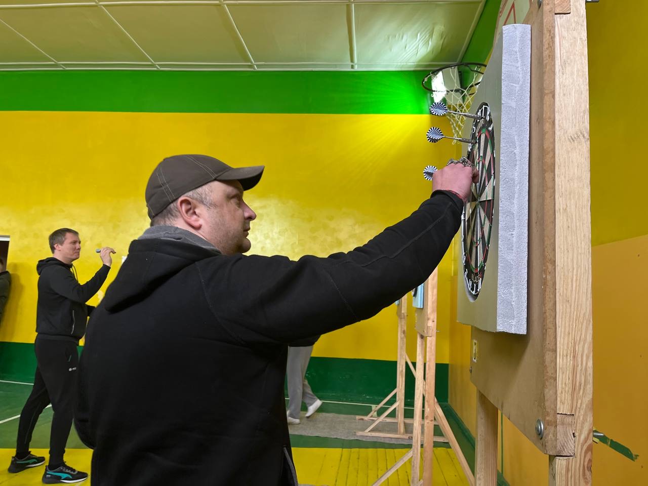 Новини Тернополя - фото з Влучити в ціль: захисники Тернополя та їхні рідні змагалися в турнірі з дартсу