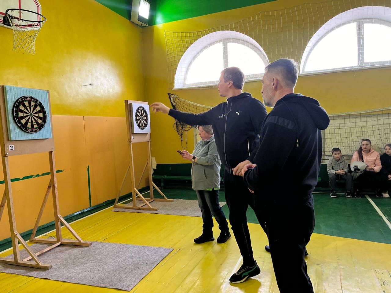 Новини Тернополя - фото з Влучити в ціль: захисники Тернополя та їхні рідні змагалися в турнірі з дартсу