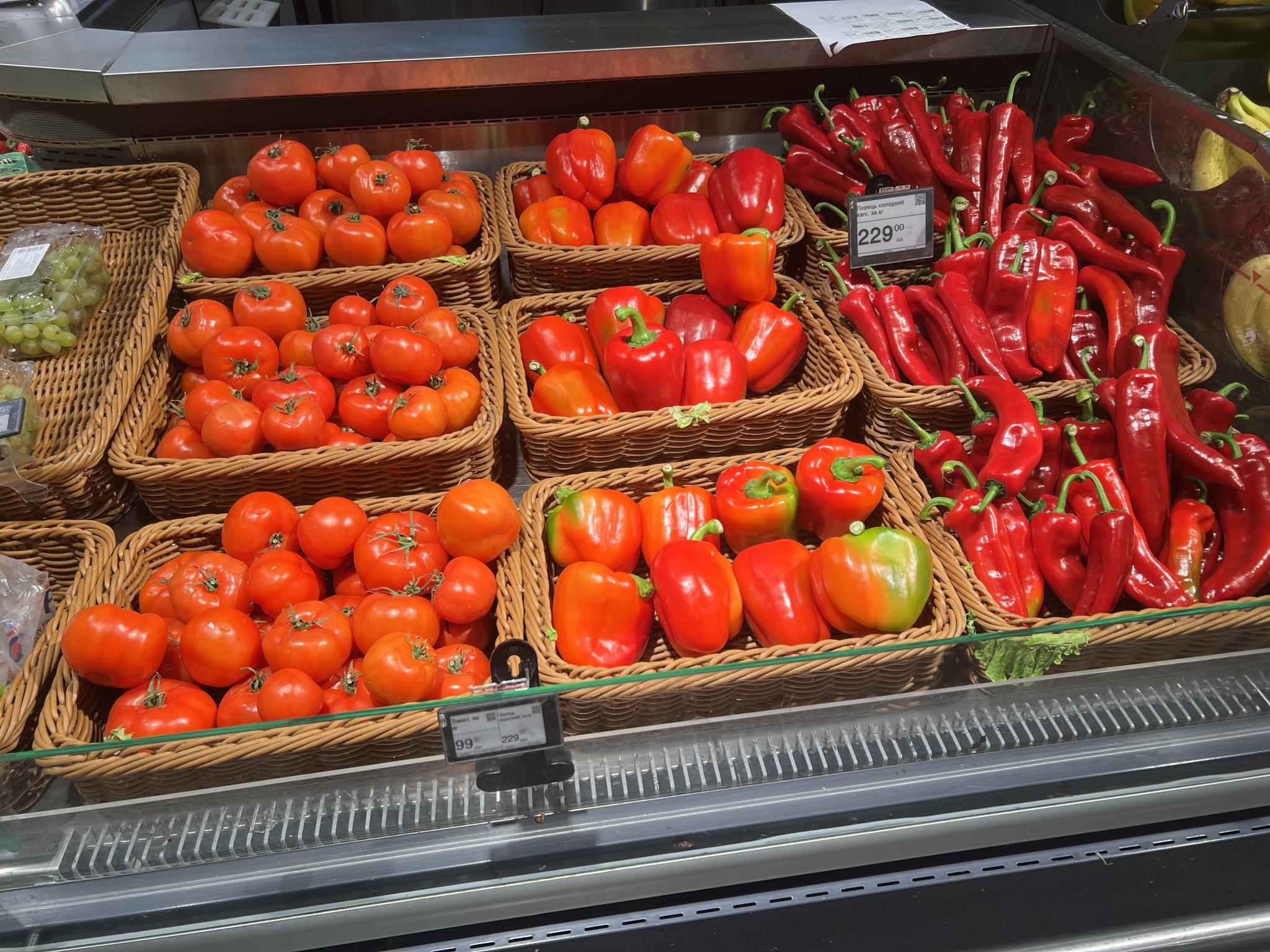 Новини Вінниці - фото з Ціни на перші овочі, ягоди і зелень. Дізналися, що по чому в супермаркетах міста