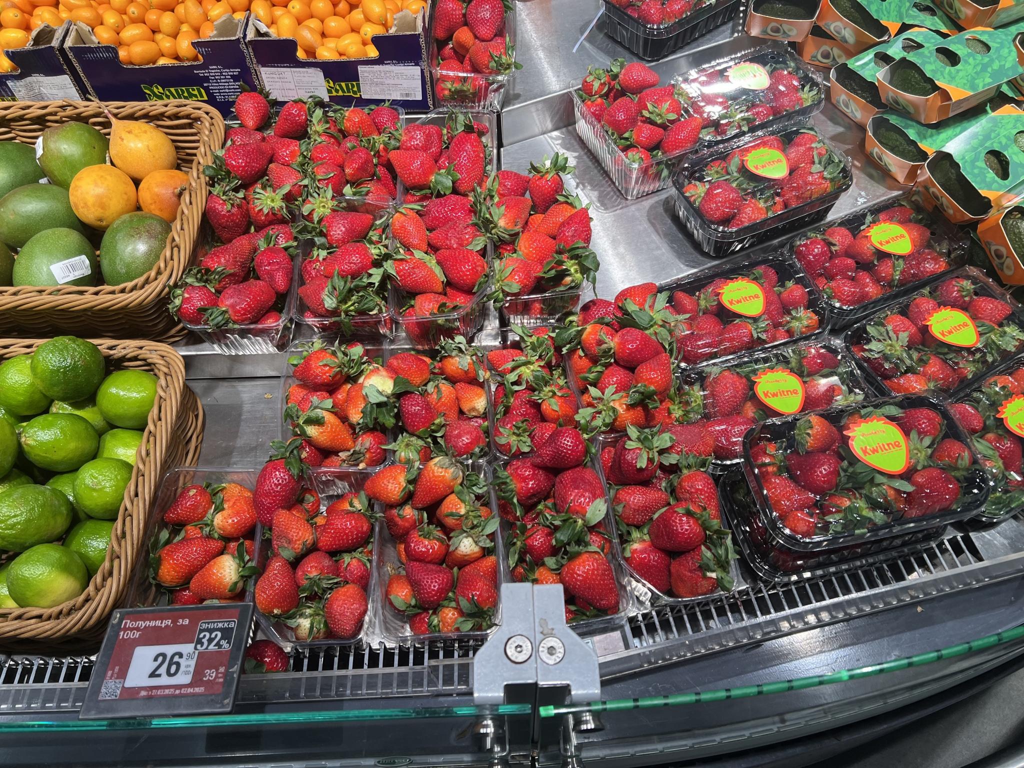 Новини Вінниці - фото з Ціни на перші овочі, ягоди і зелень. Дізналися, що по чому в супермаркетах міста