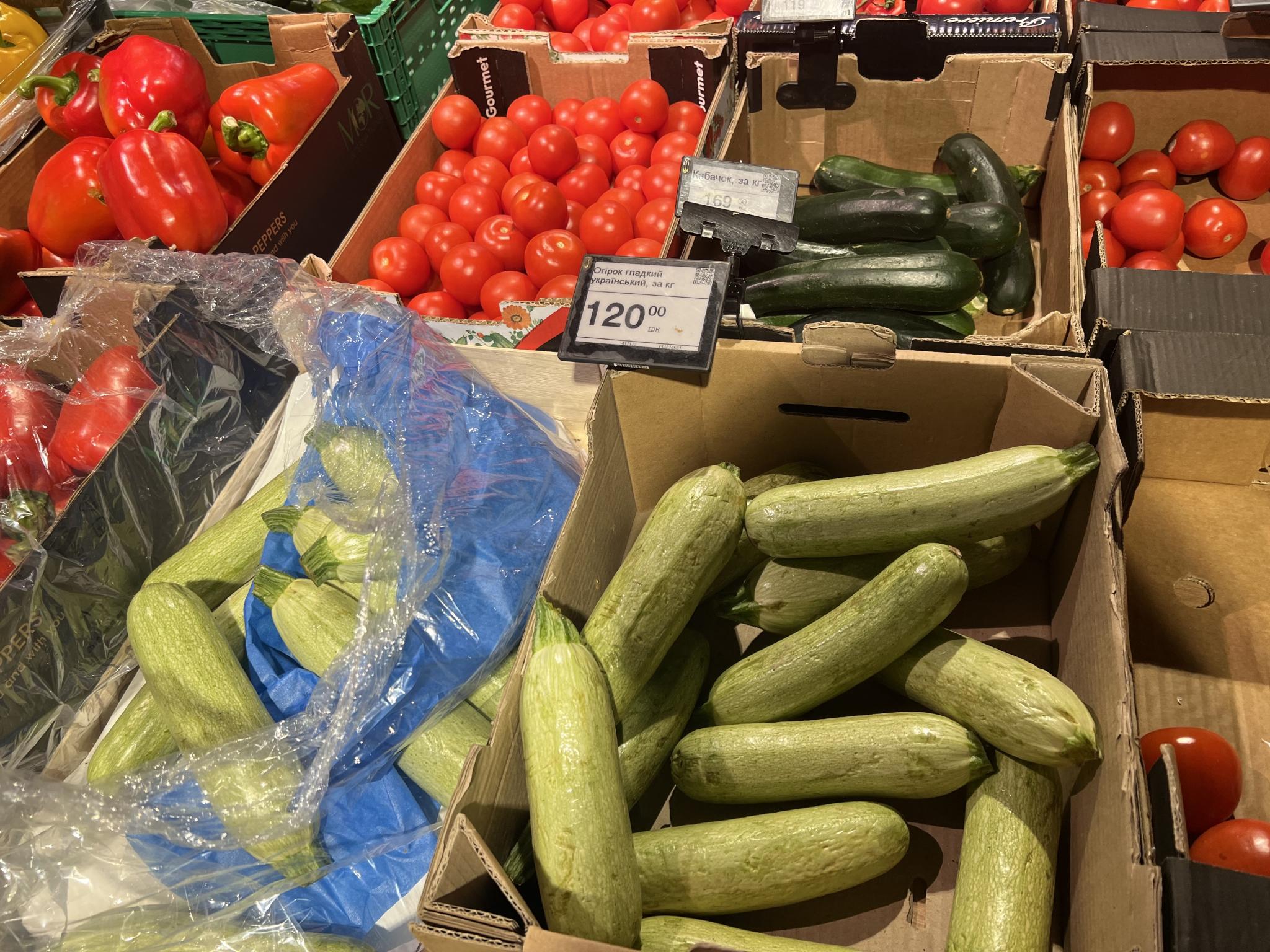 Новини Вінниці - фото з Ціни на перші овочі, ягоди і зелень. Дізналися, що по чому в супермаркетах міста