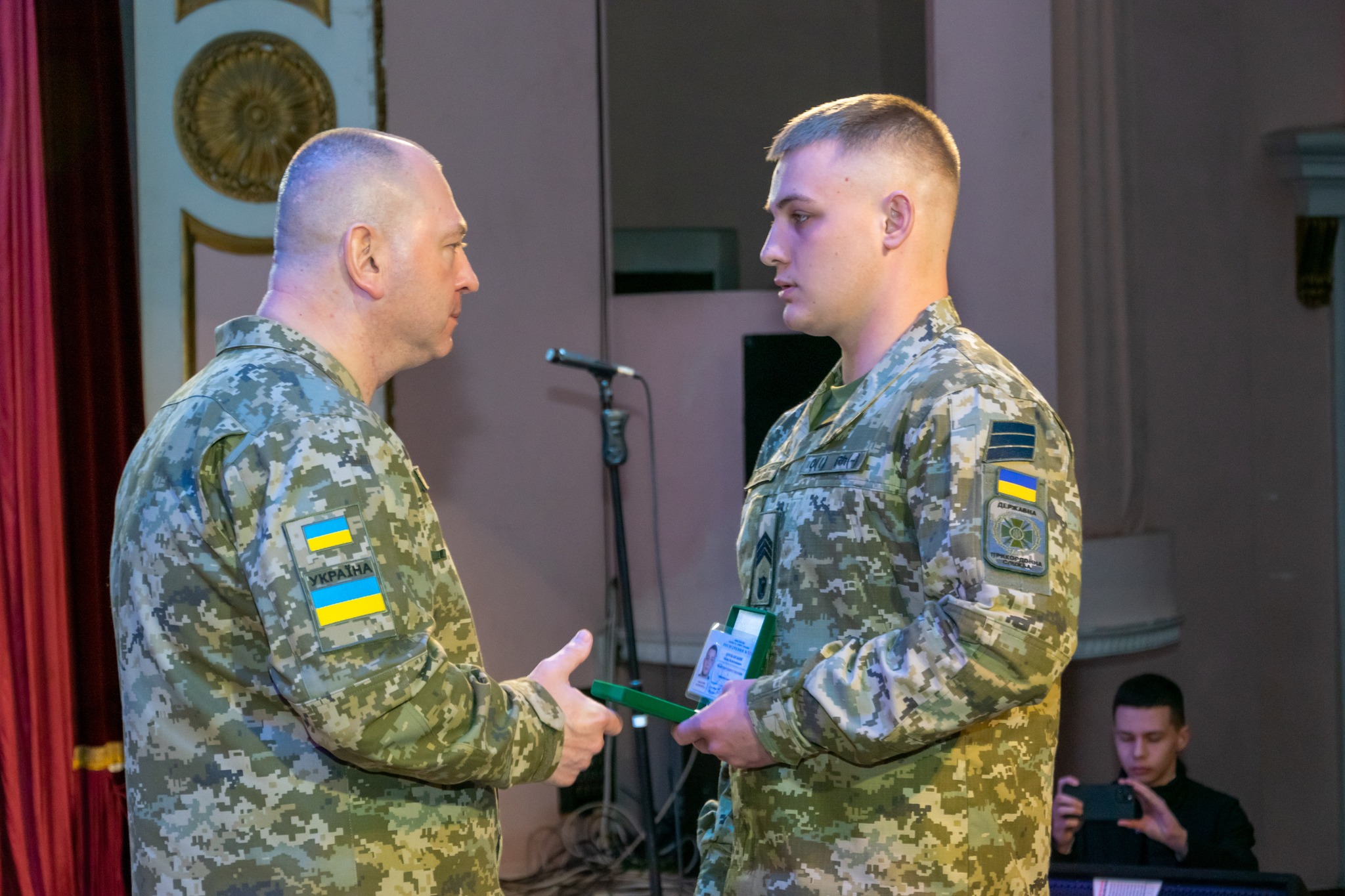 Новини Хмельницького - фото з У Хмельницькому відбувся випуск офіцерів-прикордонників (ФОТО) На зображенні може бути: 3 людини