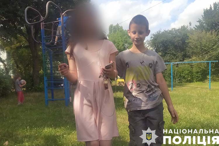 На зображенні може бути: 3 людини, дитина та текст «LACTIC НАЦЮОНАЛЬНА ПОЛиЯ»