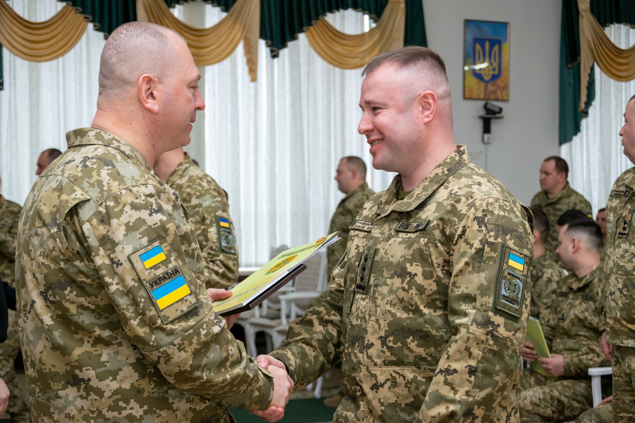 Новини Хмельницького - фото з У Хмельницькому відбувся випуск офіцерів-прикордонників (ФОТО) На зображенні може бути: 5 людей