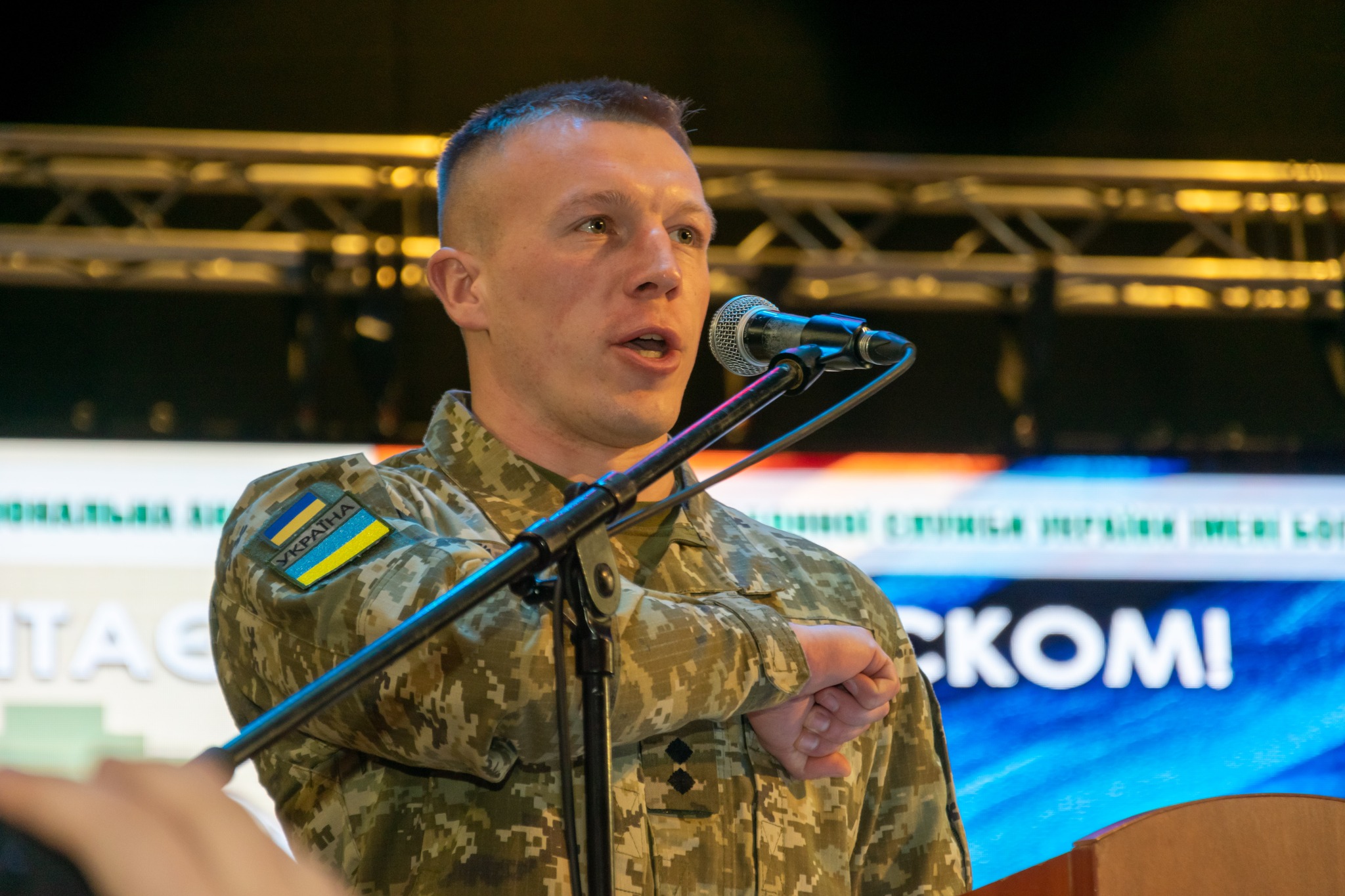 Новини Хмельницького - фото з У Хмельницькому відбувся випуск офіцерів-прикордонників (ФОТО) На зображенні може бути: 1 особа та текст