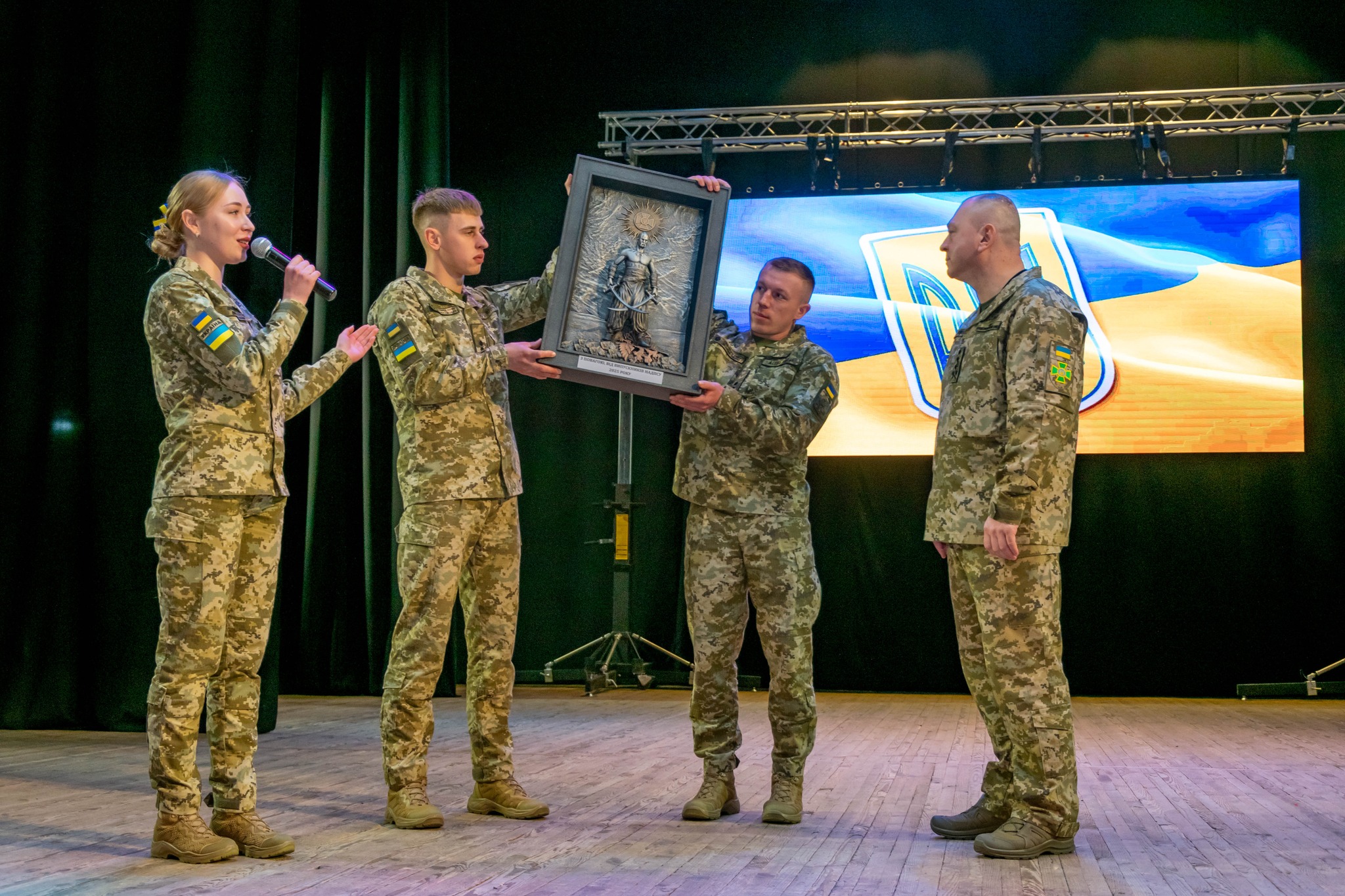 Новини Хмельницького - фото з У Хмельницькому відбувся випуск офіцерів-прикордонників (ФОТО) На зображенні може бути: 5 людей та текст