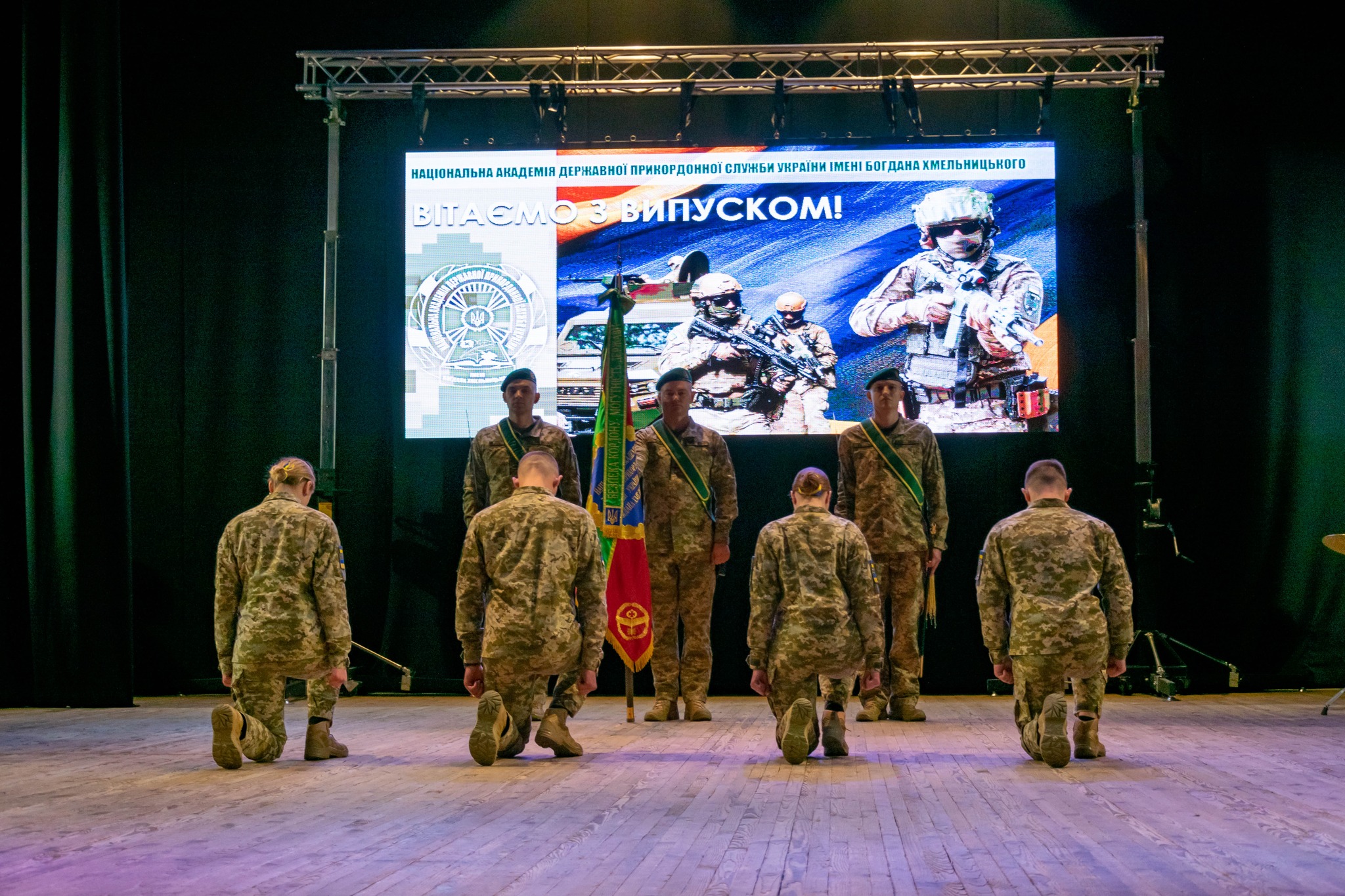 Новини Хмельницького - фото з У Хмельницькому відбувся випуск офіцерів-прикордонників (ФОТО) На зображенні може бути: 8 людей та текст