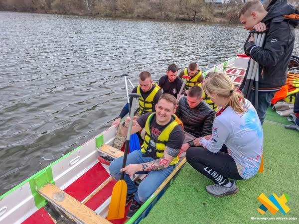 Новини Житомира - фото з «Сильні духом»: у Житомирі ветерани веслували на човнах «Дракон»
