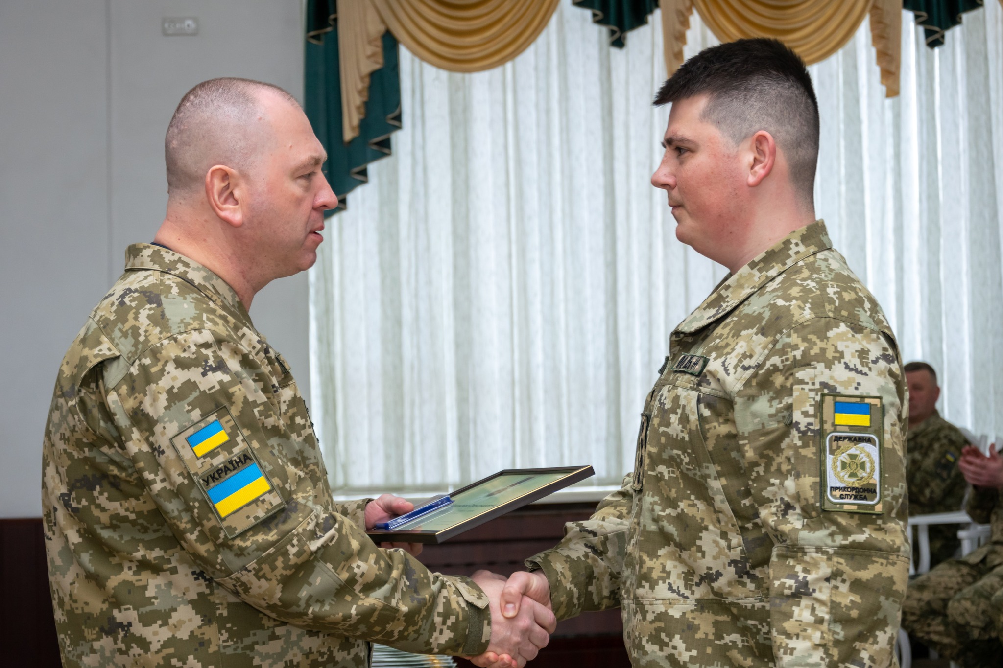 Новини Хмельницького - фото з У Хмельницькому відбувся випуск офіцерів-прикордонників (ФОТО) На зображенні може бути: 3 людини