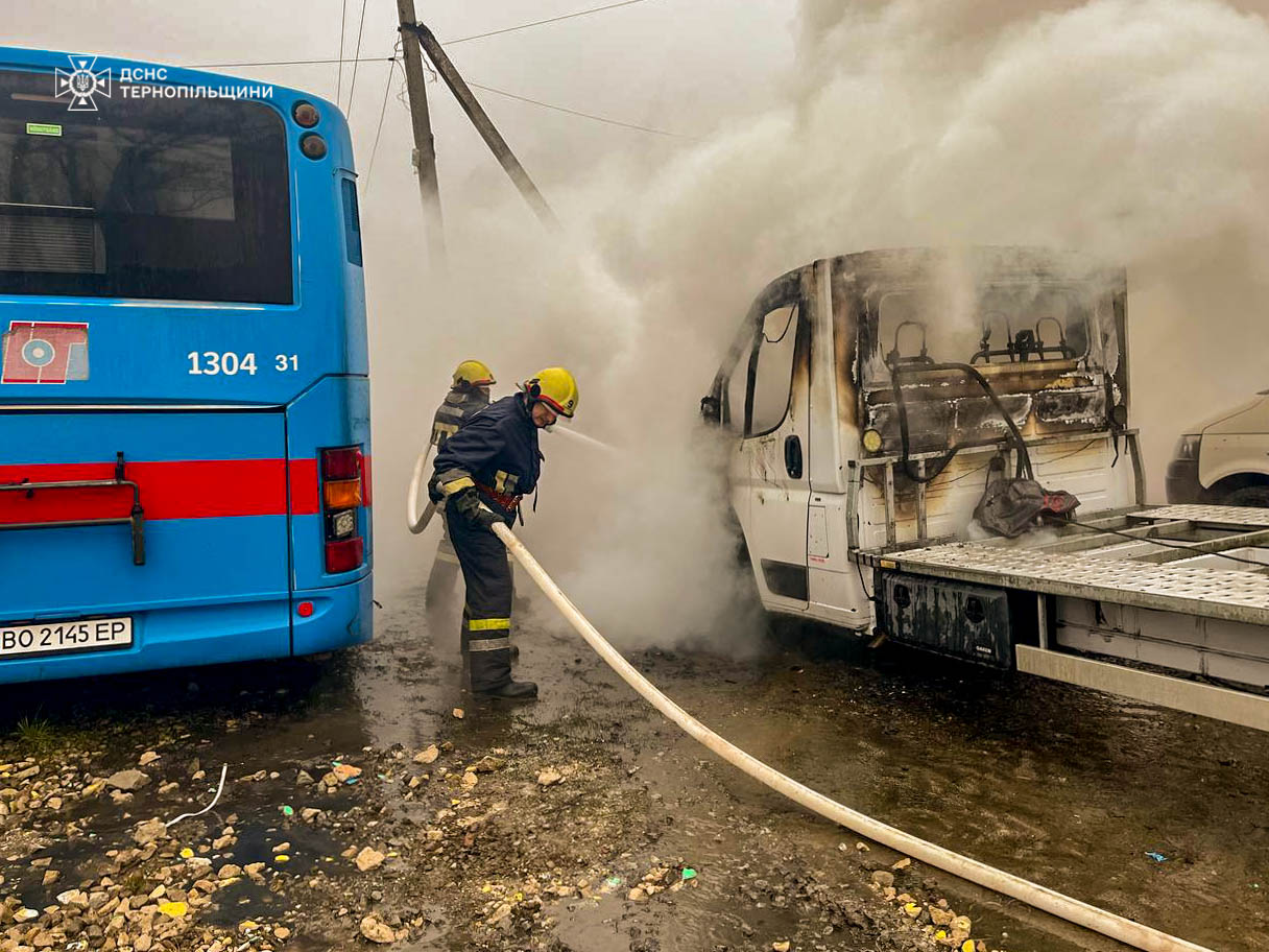 Новини Тернополя - фото з У Бучачі згорів автомобіль На зображенні може бути: 1 особа та текст