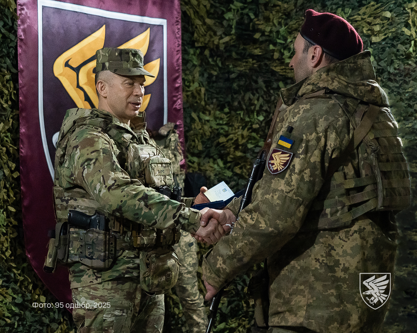 На зображенні може бути: ‎2 людини та ‎текст «‎ФoTo: 95 oAw6p.2025 ФoTo:95oA46p,2025 2025 黑 پسگا‎»‎‎