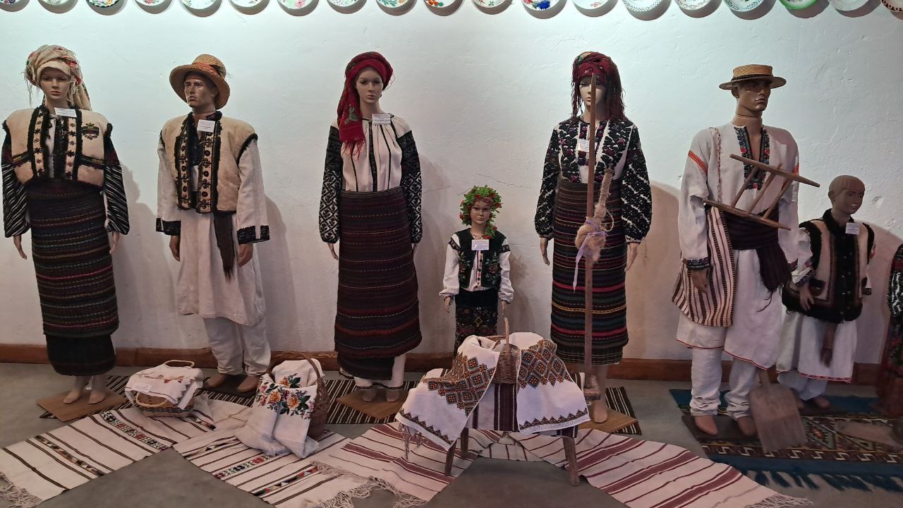 Новини Тернополя - фото з У Тернополі демонструють унікальну колекцію автентичної борщівської вишивки