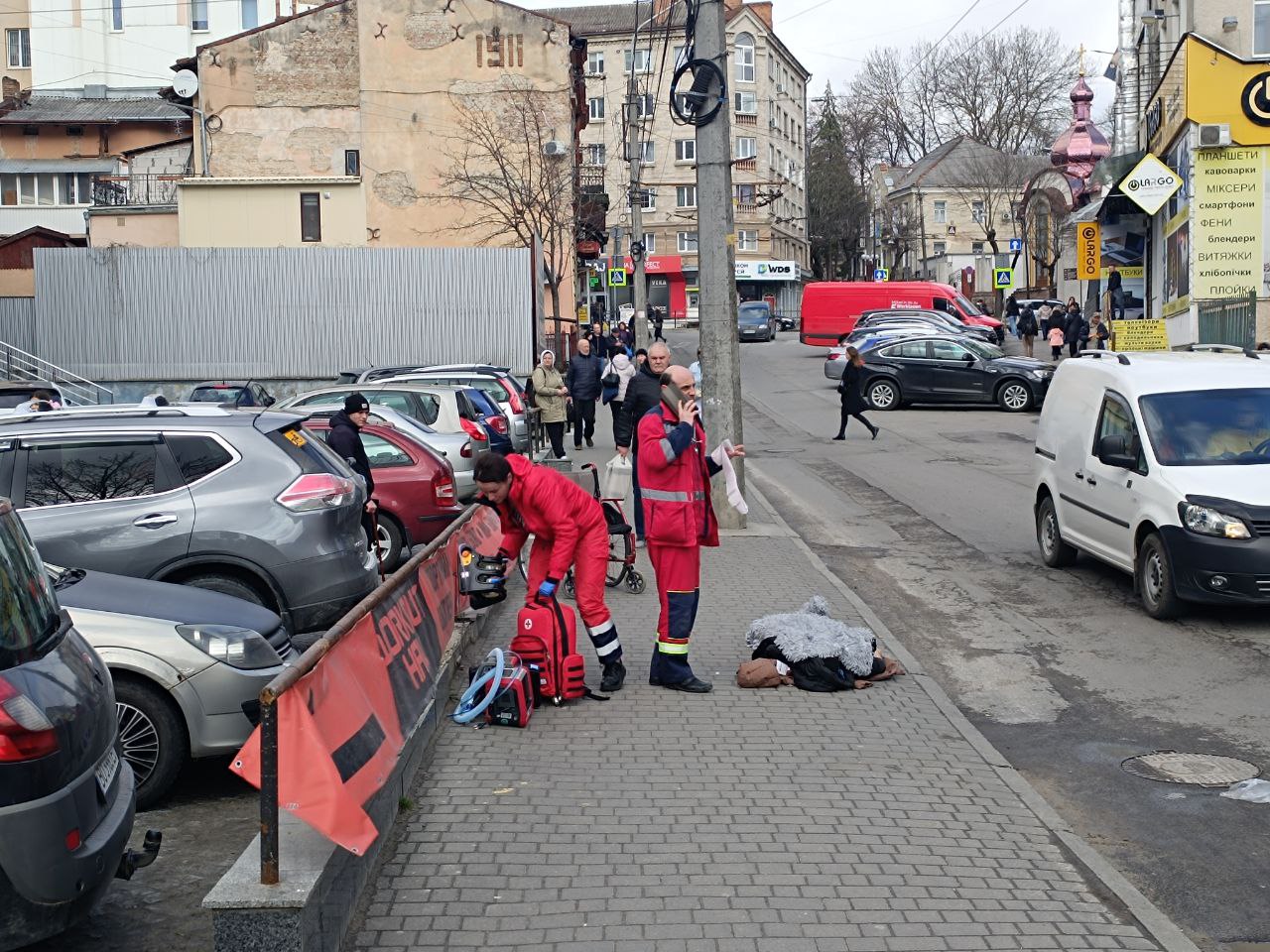 Новини Тернополя - фото з На Шептицького реанімують чоловіка. Врятувати його не вдалось (ОНОВЛЮЄТЬСЯ)