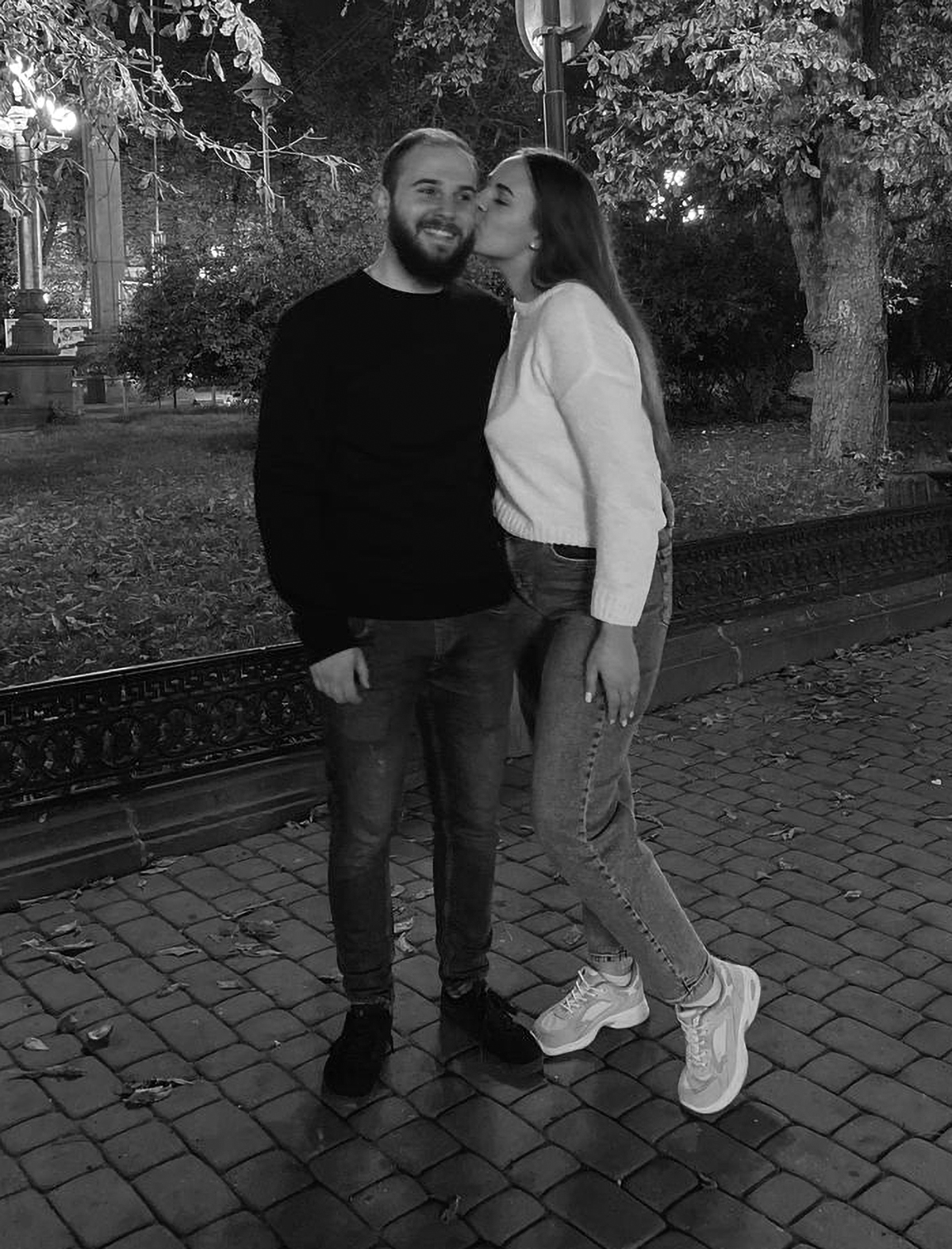 Можливо, це чорно-біле зображення 2 людини та борода