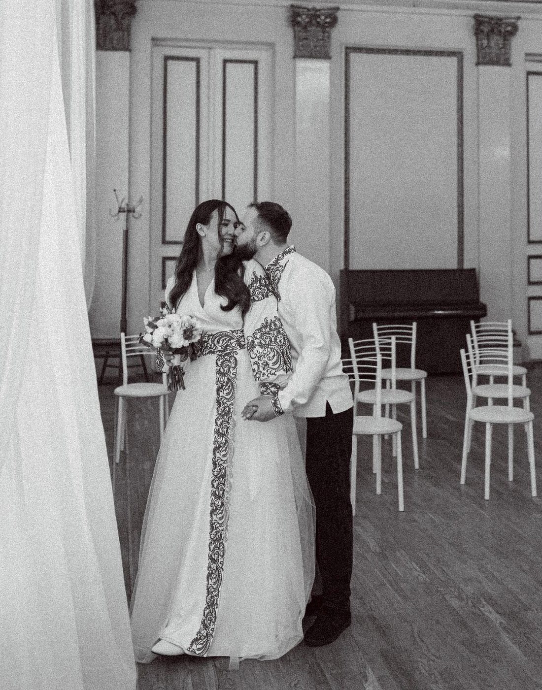 Можливо, це чорно-біле зображення 2 людини та весілля