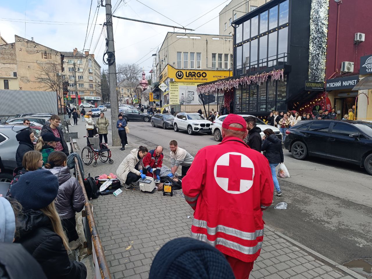 Новини Тернополя - фото з На Шептицького реанімують чоловіка (ОНОВЛЮЄТЬСЯ)