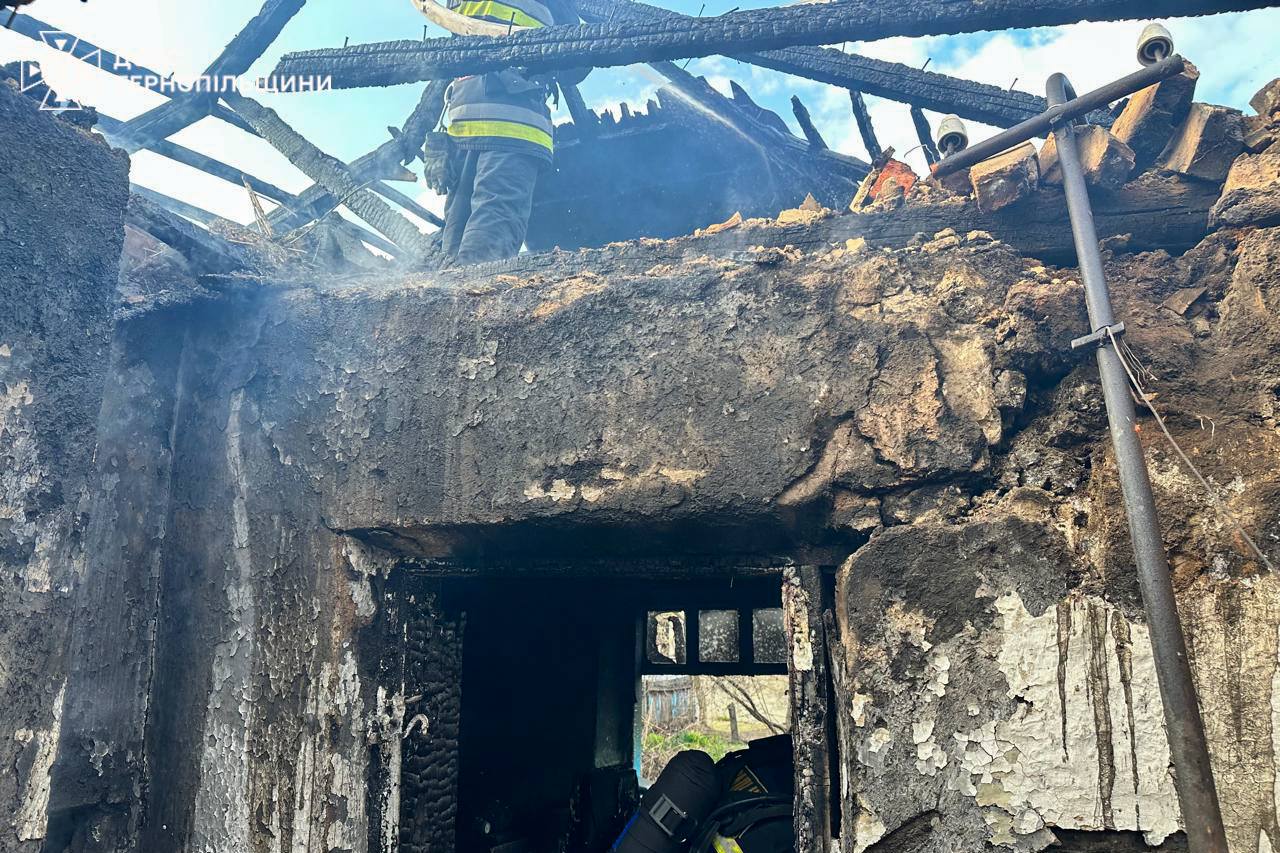 Новини Тернополя - фото з У пожежі на Чортківщині обгорів чоловік На зображенні може бути: вогонь