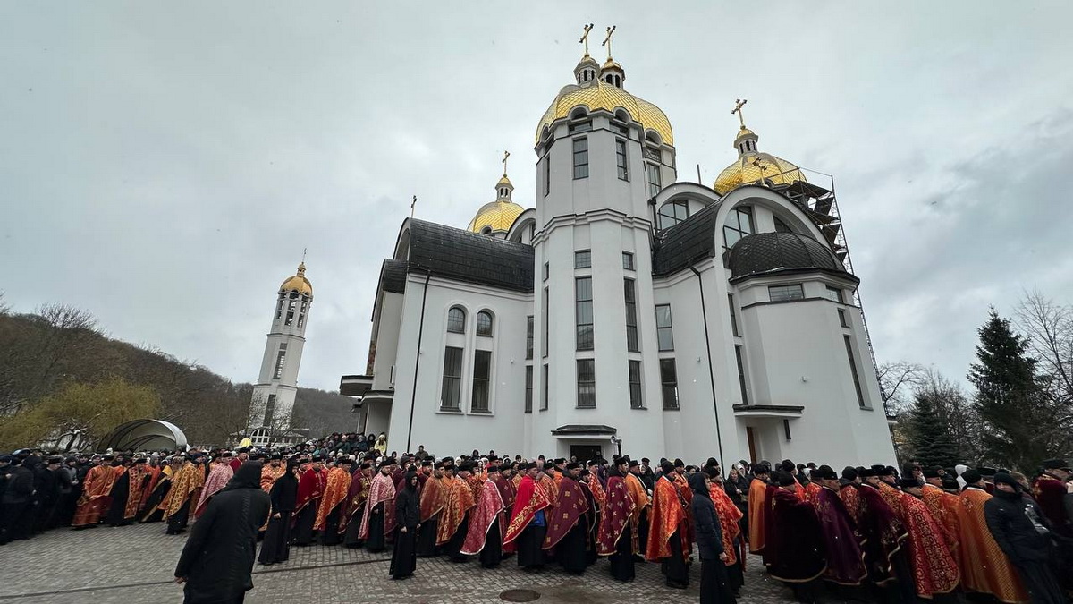 Новини Тернополя - фото з У Зарваниці відбулася Хресна дорога — молились за мир і єдність України