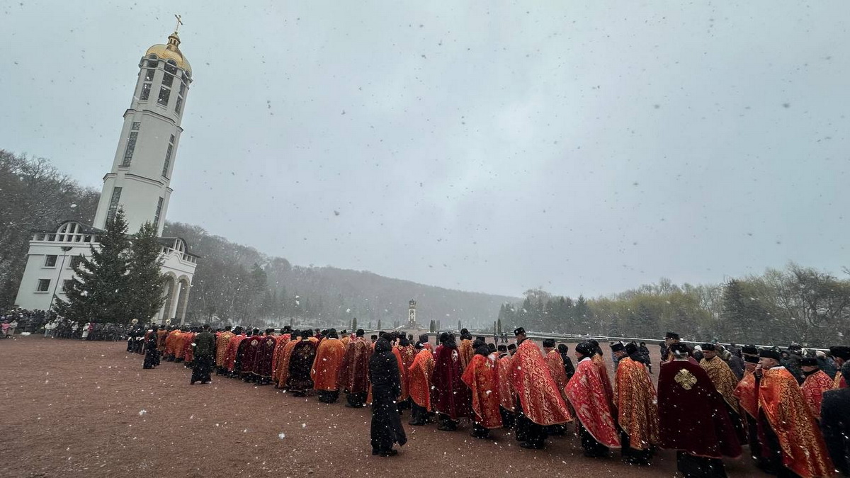 Новини Тернополя - фото з У Зарваниці відбулася Хресна дорога — молились за мир і єдність України