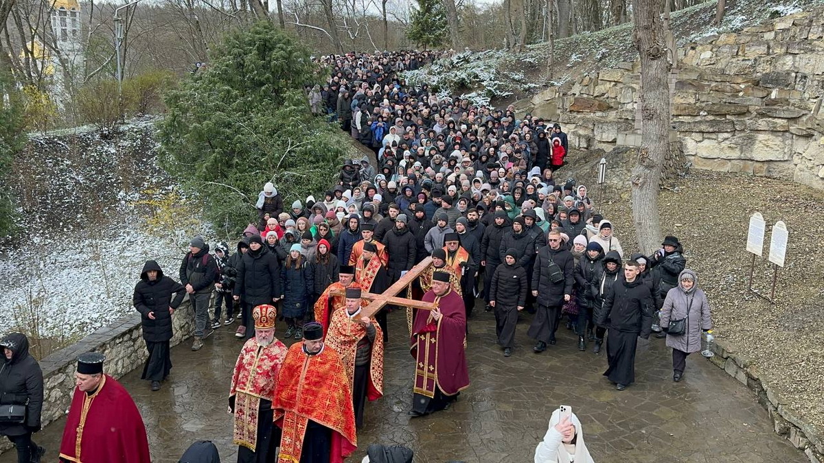 Новини Тернополя - фото з У Зарваниці відбулася Хресна дорога — молились за мир і єдність України