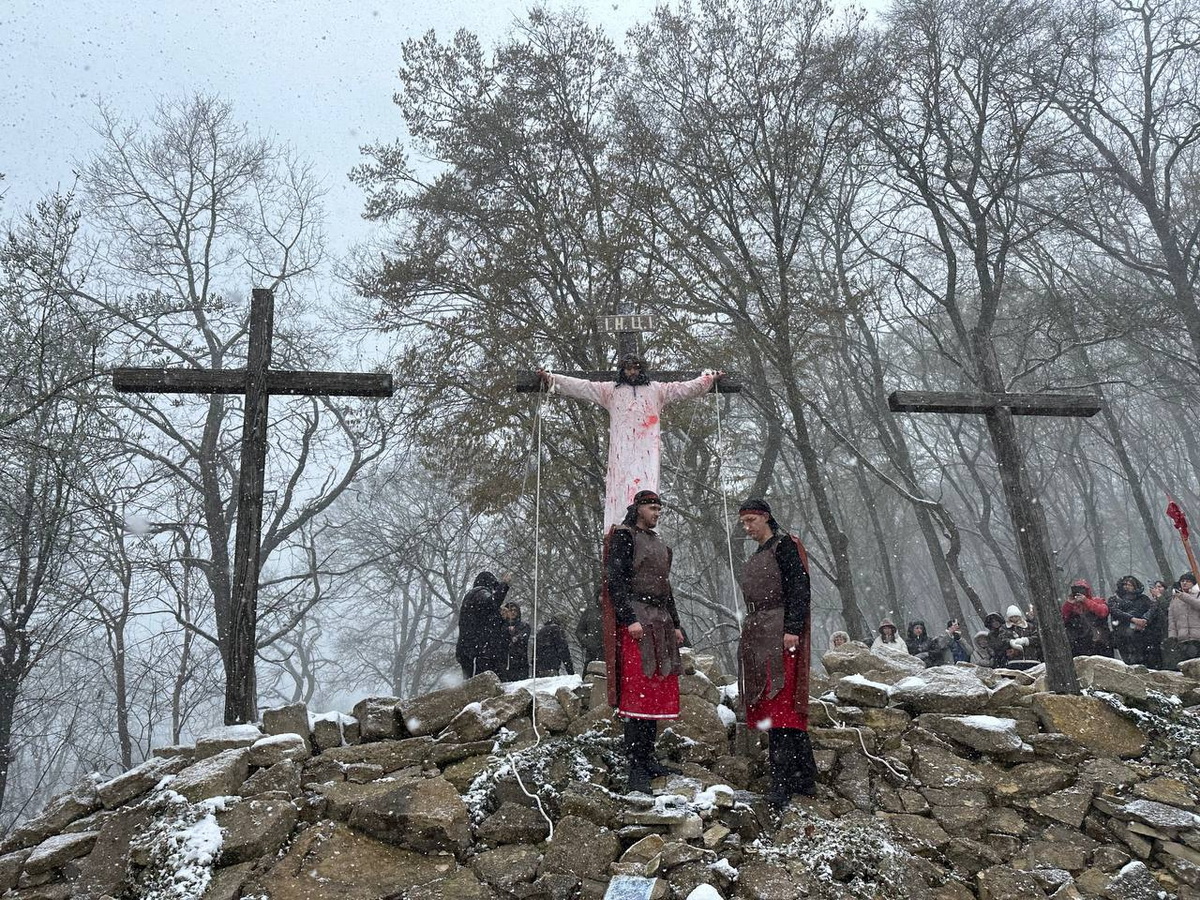 Новини Тернополя - фото з У Зарваниці відбулася Хресна дорога — молились за мир і єдність України
