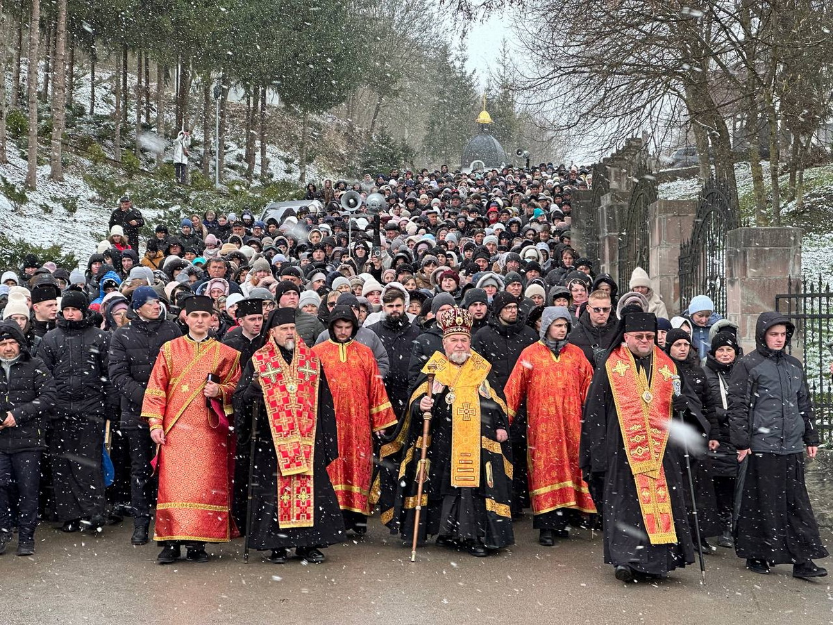 Новини Тернополя - фото з У Зарваниці відбулася Хресна дорога — молились за мир і єдність України