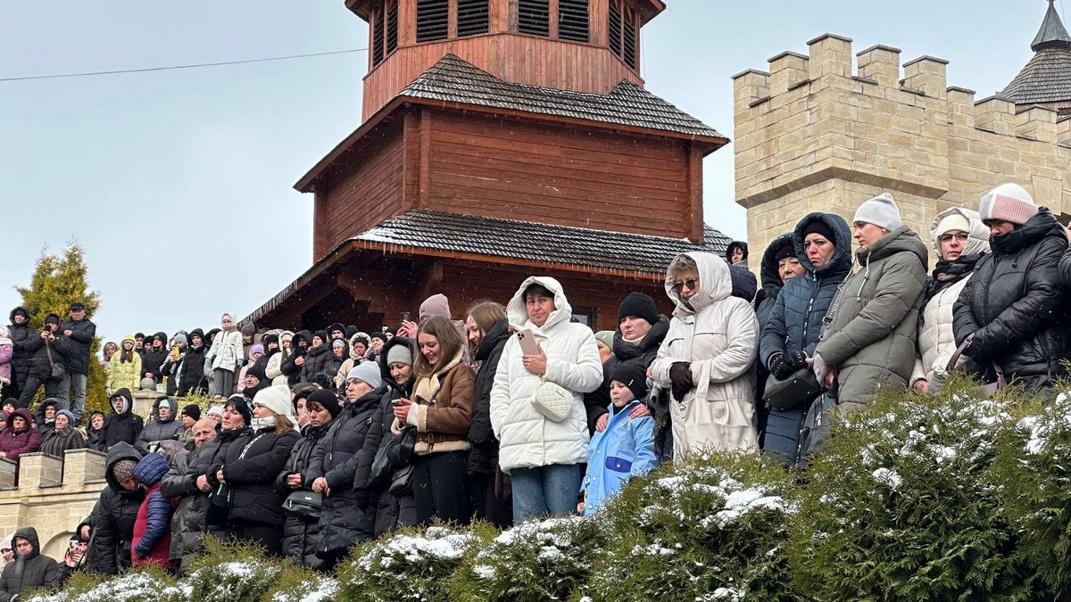 Новини Тернополя - фото з У Зарваниці відбулася Хресна дорога — молились за мир і єдність України