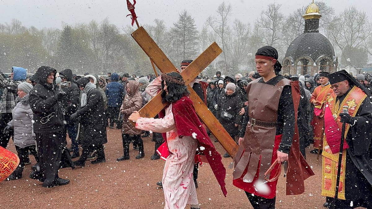 Новини Тернополя - фото з У Зарваниці відбулася Хресна дорога — молились за мир і єдність України