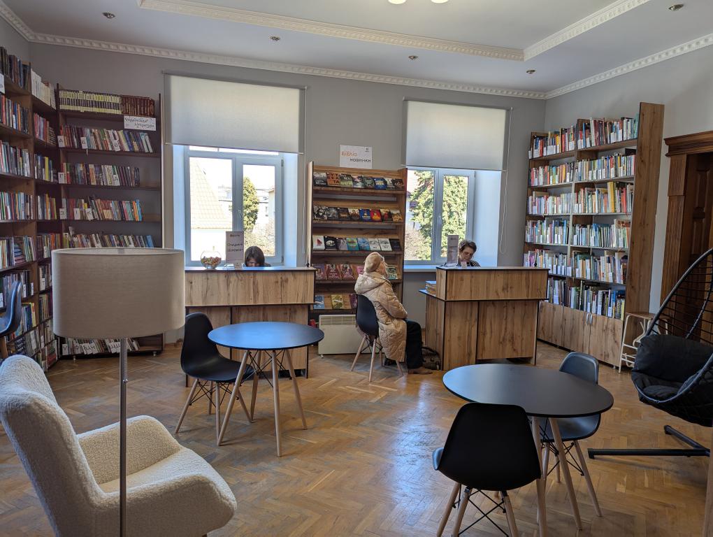 На зображенні може бути: 2 людини та всередині приміщення