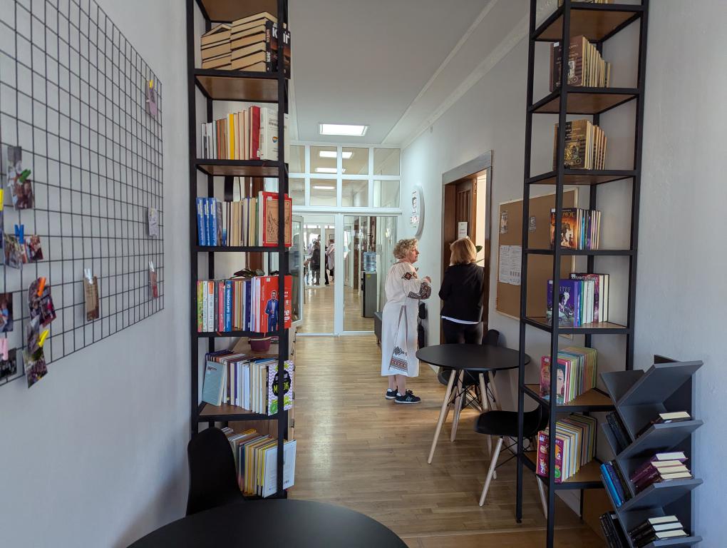 На зображенні може бути: 3 людини та всередині приміщення