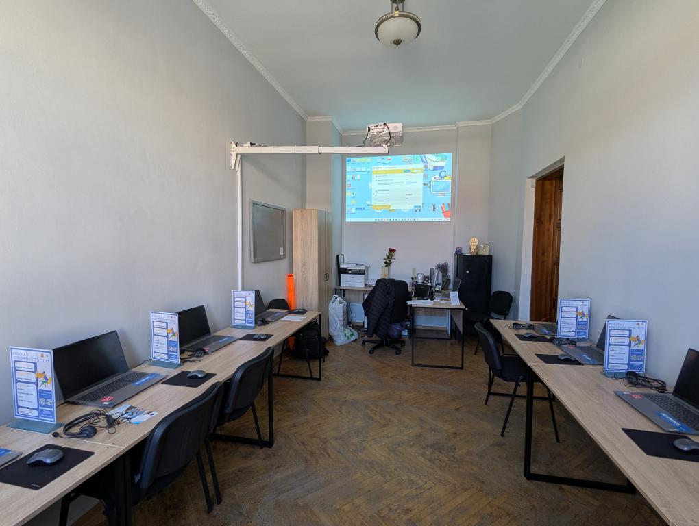 На зображенні може бути: стіл та текст