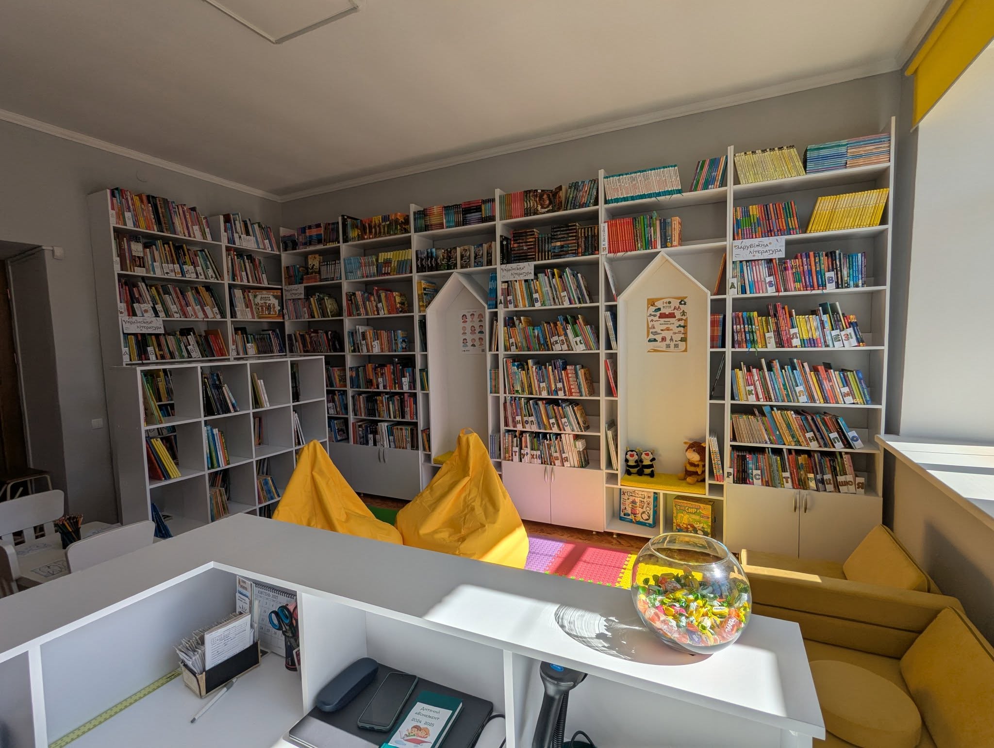 На зображенні може бути: всередині приміщення