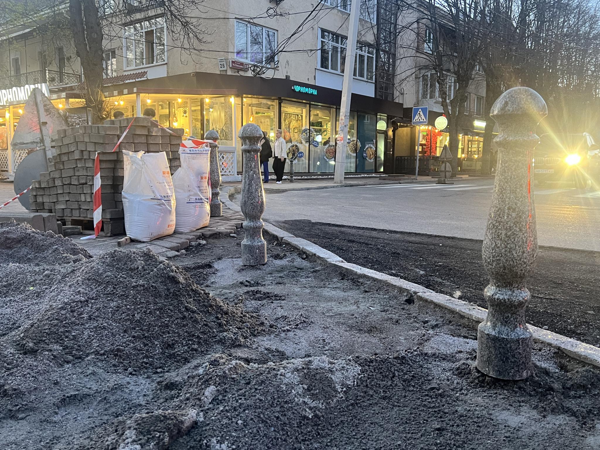 Новини Вінниці - фото з Місто без барʼєрів: у центрі та біля медичних закладів ремонтують тротуари