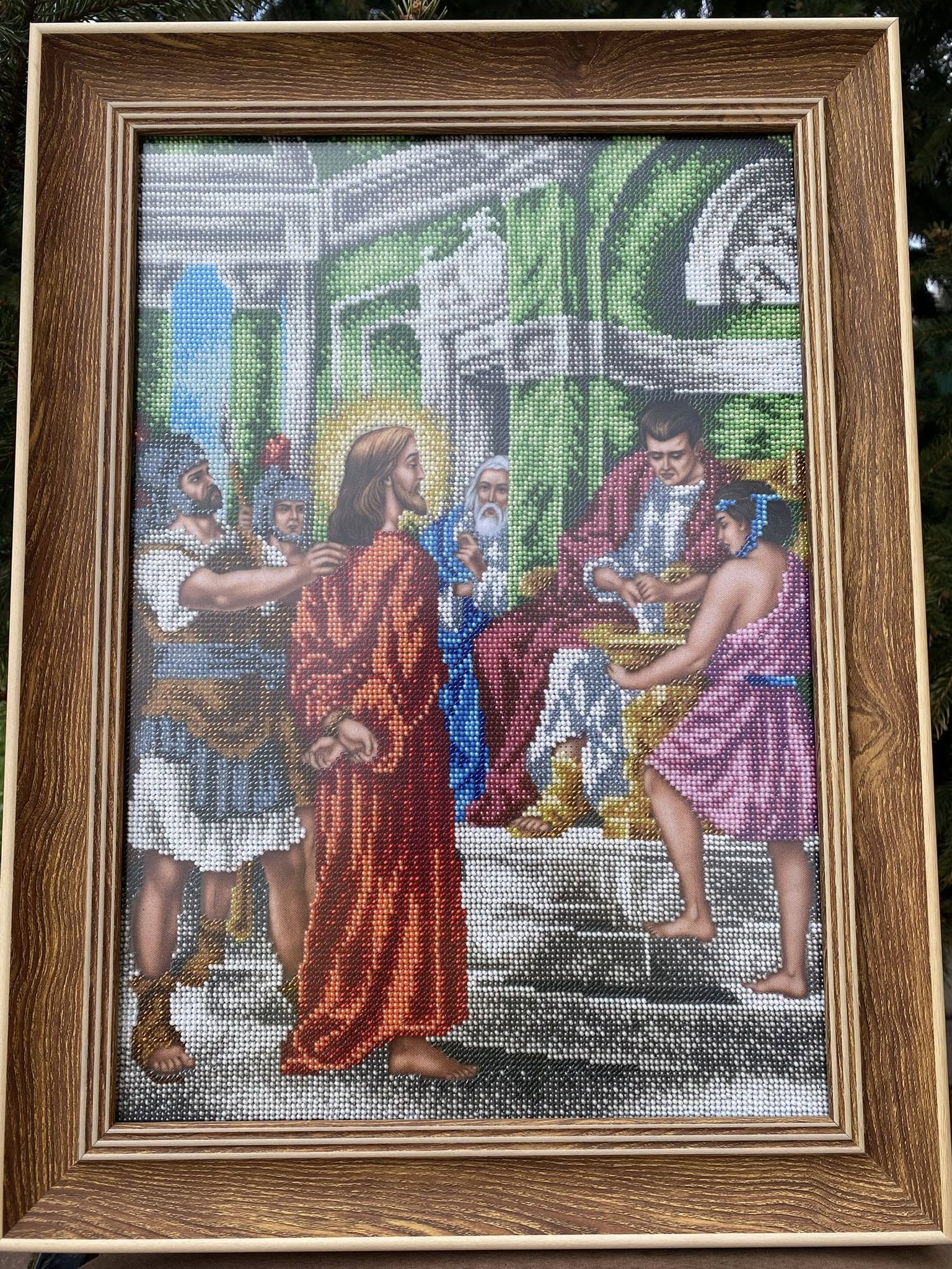 Новини Тернополя - фото з З вдячністю за порятунок доні: 12 ікон «Хресної дороги» вишила для церкви директорка школи з Теребовлянщини Можливо, це художній твір 4 людей