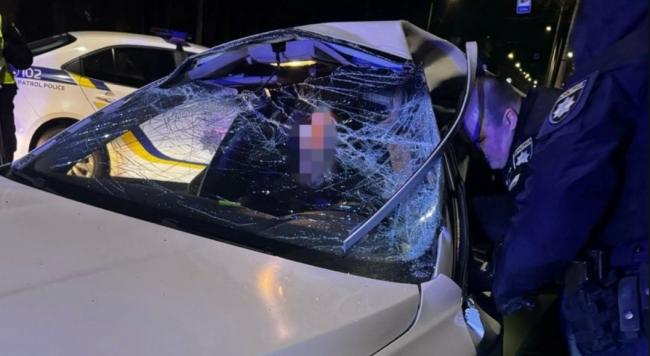 Новини Вінниці - фото з Втікаючи від патрульних під час комендантської години п'яний водій на «БМВ» влетів в електропору