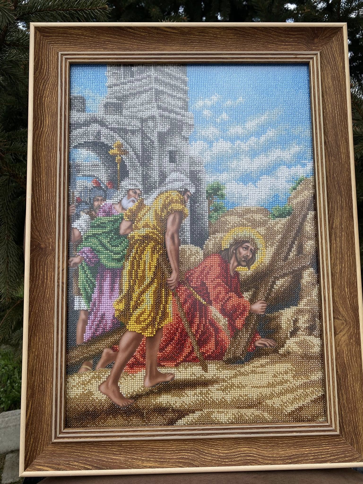 Новини Тернополя - фото з Хресна дорога з бісеру — як подяка Богові: директорка школи з Теребовлянщини вишила 12 ікон для церкви Можливо, це художній твір 3 людей