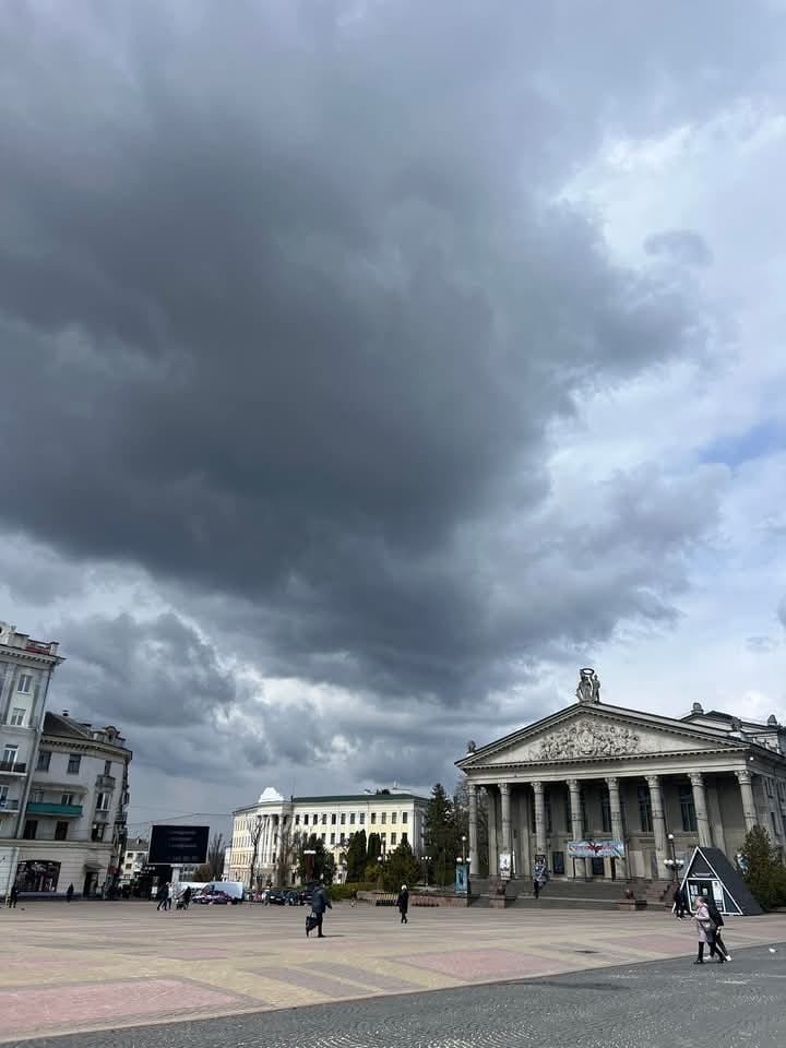 На зображенні може бути: 5 людей та хмара